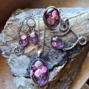 Zestaw biżuterii z kwiatem gipsówki