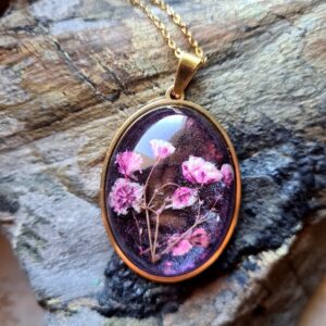 Zawieszka z żywicy z kwiatem gipsówki