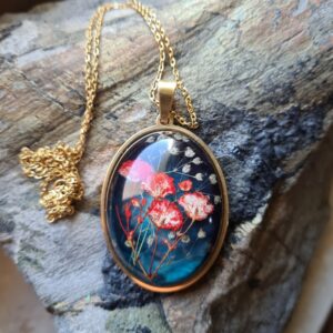 Zawieszka z żywicy z kwiatem gipsówki oraz prosa