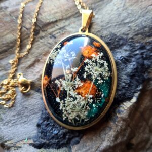 Zawieszka z żywicy z kwiatem gipsówki oraz dzikiej marchewki