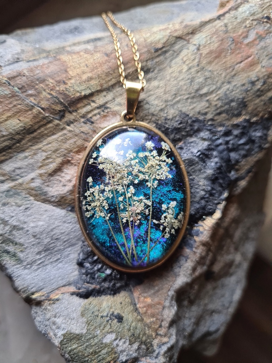 Zawieszka z żywicy z kwiatem dzikiej marchewki - obrazek 2