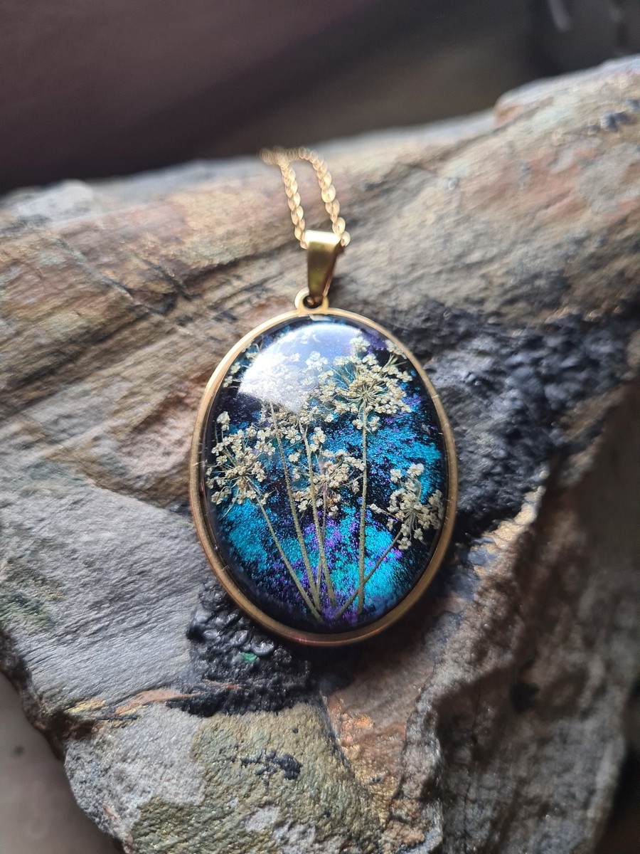 Zawieszka z żywicy z kwiatem dzikiej marchewki - obrazek 3