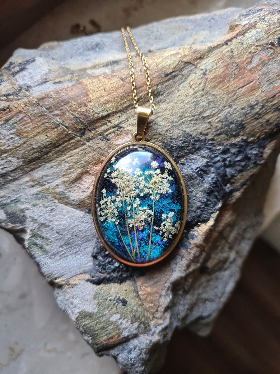 Zawieszka z żywicy z kwiatem dzikiej marchewki - obrazek 4