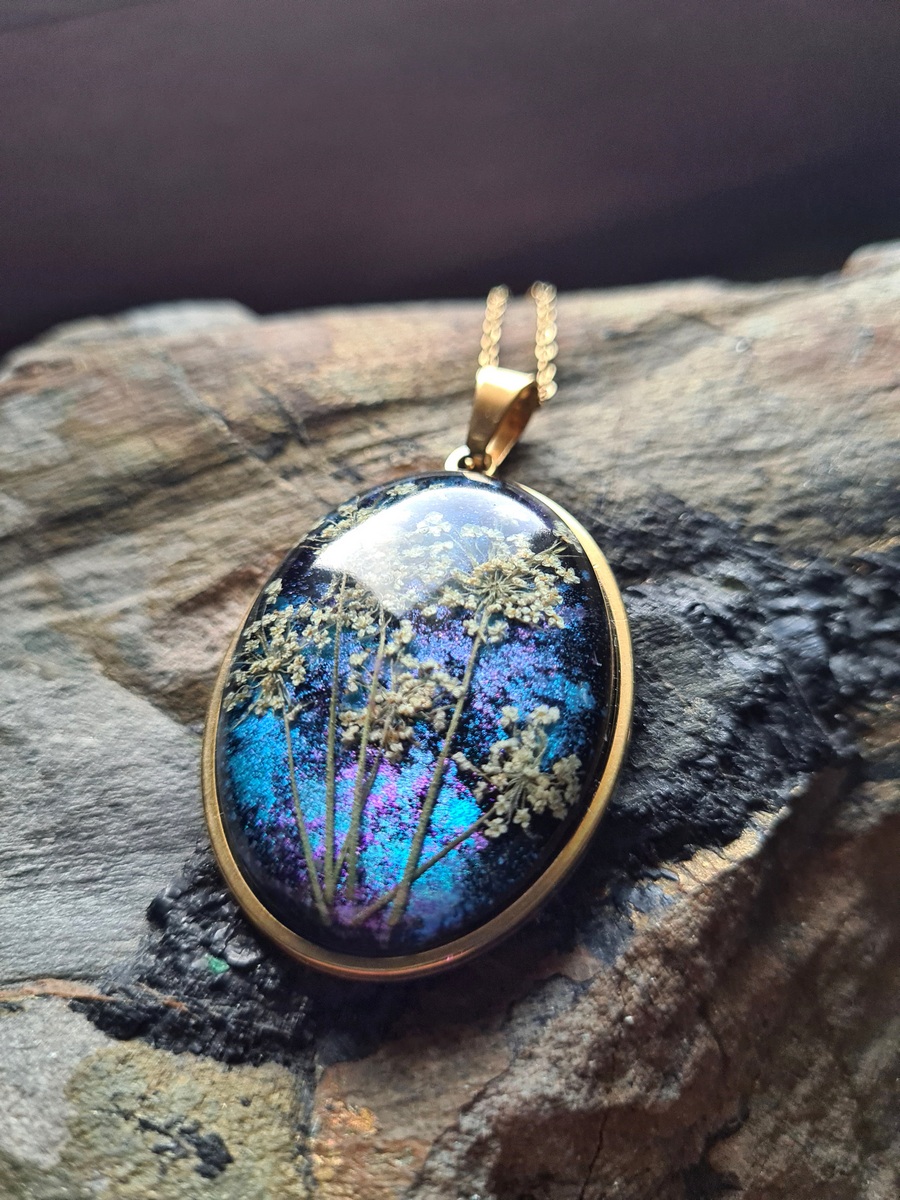 Zawieszka z żywicy z kwiatem dzikiej marchewki - obrazek 5