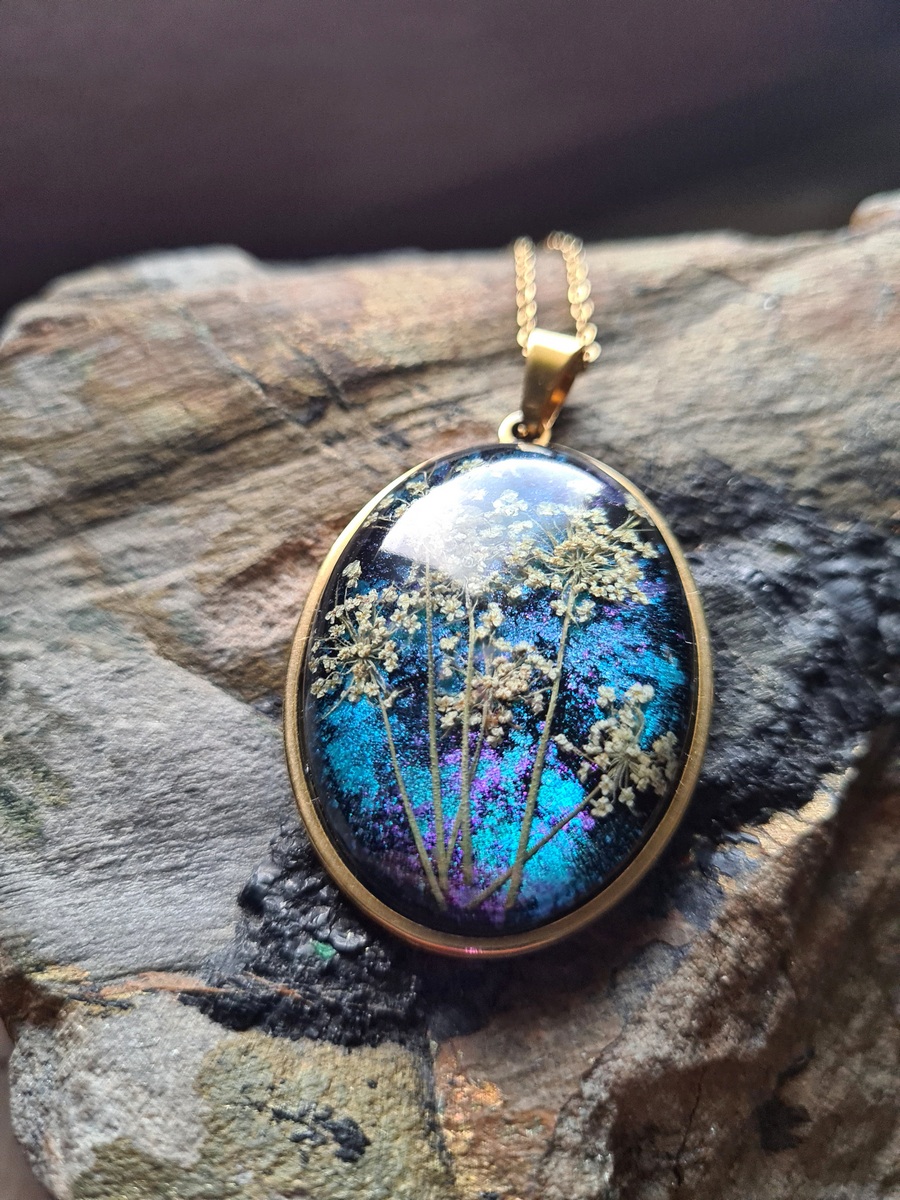 Zawieszka z żywicy z kwiatem dzikiej marchewki