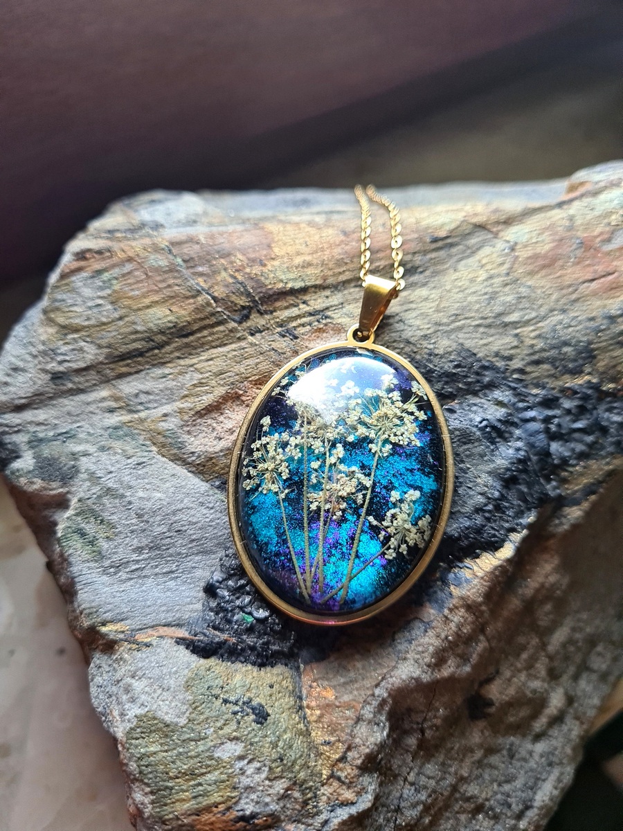 Zawieszka z żywicy z kwiatem dzikiej marchewki - obrazek 7