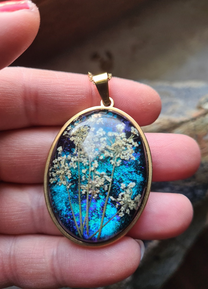 Zawieszka z żywicy z kwiatem dzikiej marchewki - obrazek 8