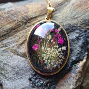 Zawieszka z żywicy z kwiatem gipsówki, dzikiej marchewki oraz prosa