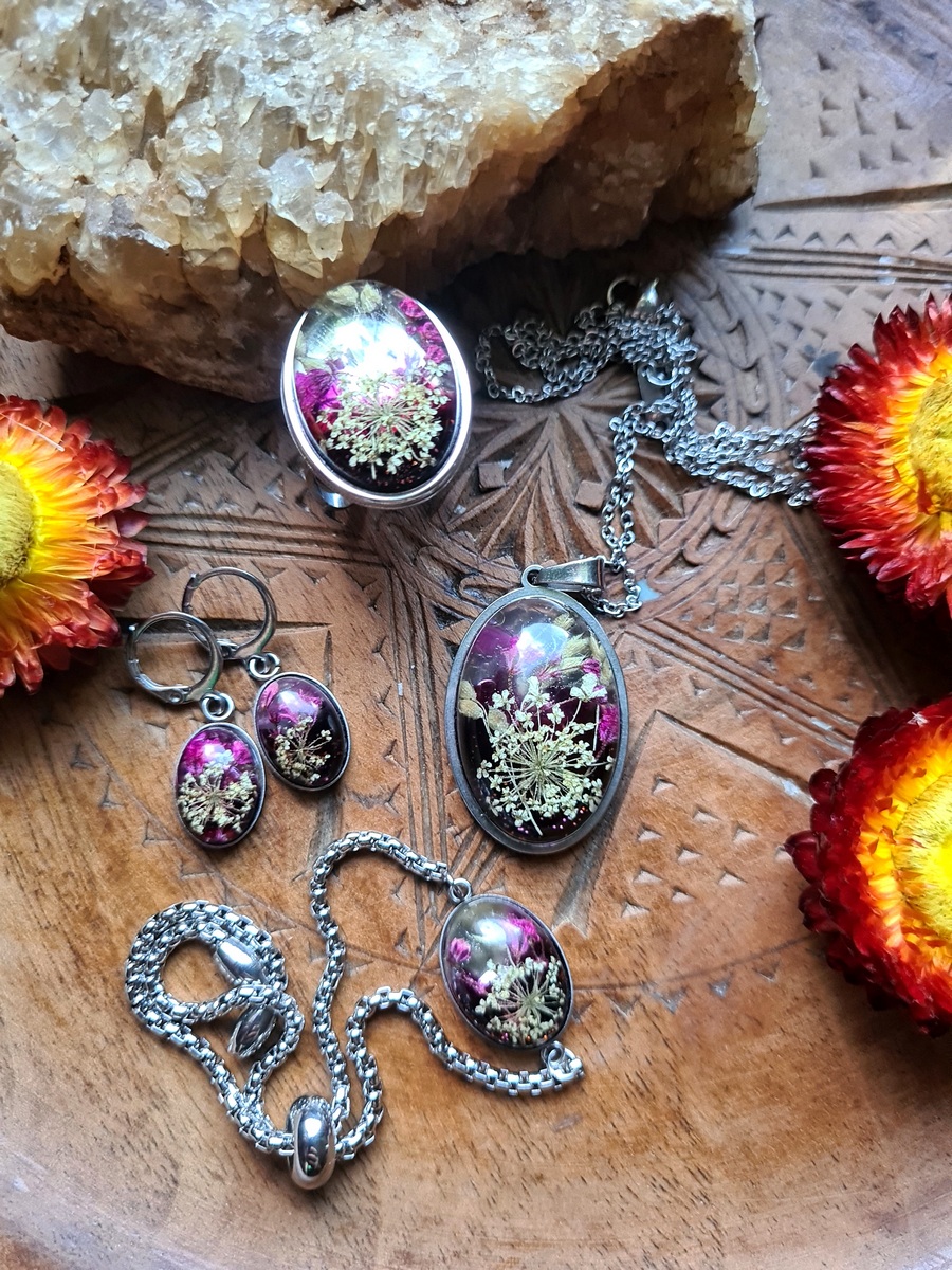 Zestaw biżuterii z kwiatem gipsówki, dzikiej marchewki oraz prosa - obrazek 2