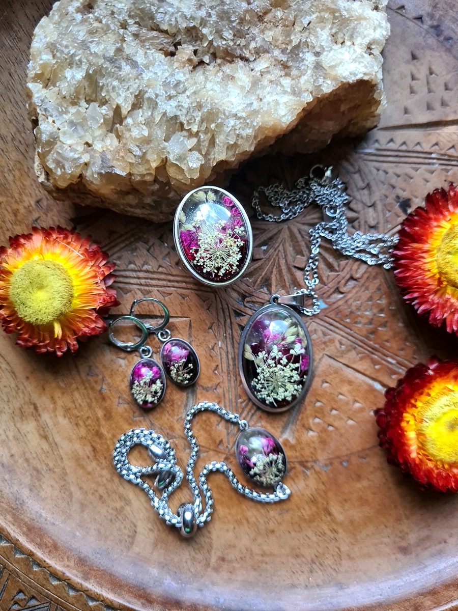 Zestaw biżuterii z kwiatem gipsówki, dzikiej marchewki oraz prosa - obrazek 3