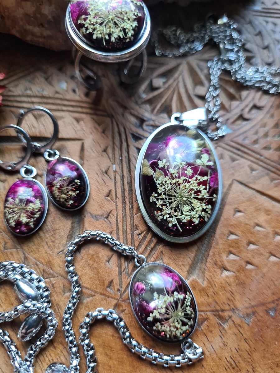 Zestaw biżuterii z kwiatem gipsówki, dzikiej marchewki oraz prosa - obrazek 4