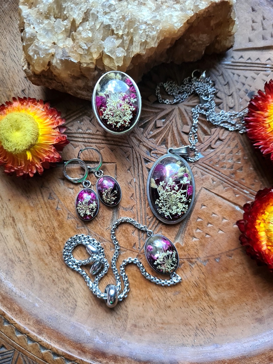 Zestaw biżuterii z kwiatem gipsówki, dzikiej marchewki oraz prosa - obrazek 7