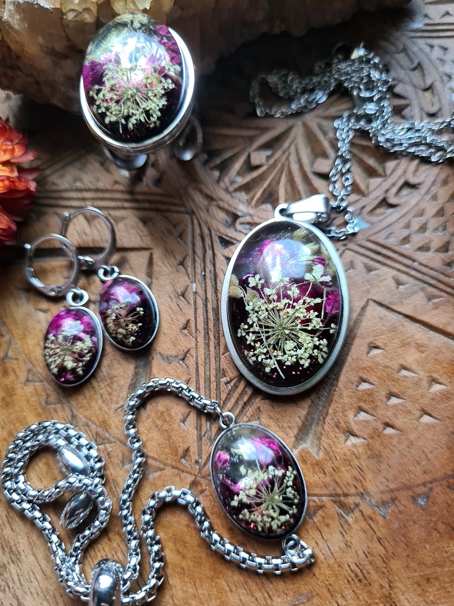 Zestaw biżuterii z kwiatem gipsówki, dzikiej marchewki oraz prosa - obrazek 8