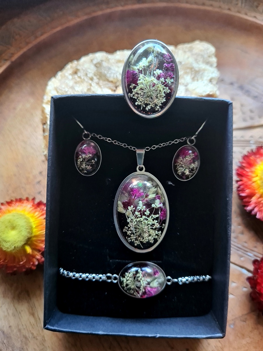 Zestaw biżuterii z kwiatem gipsówki, dzikiej marchewki oraz prosa