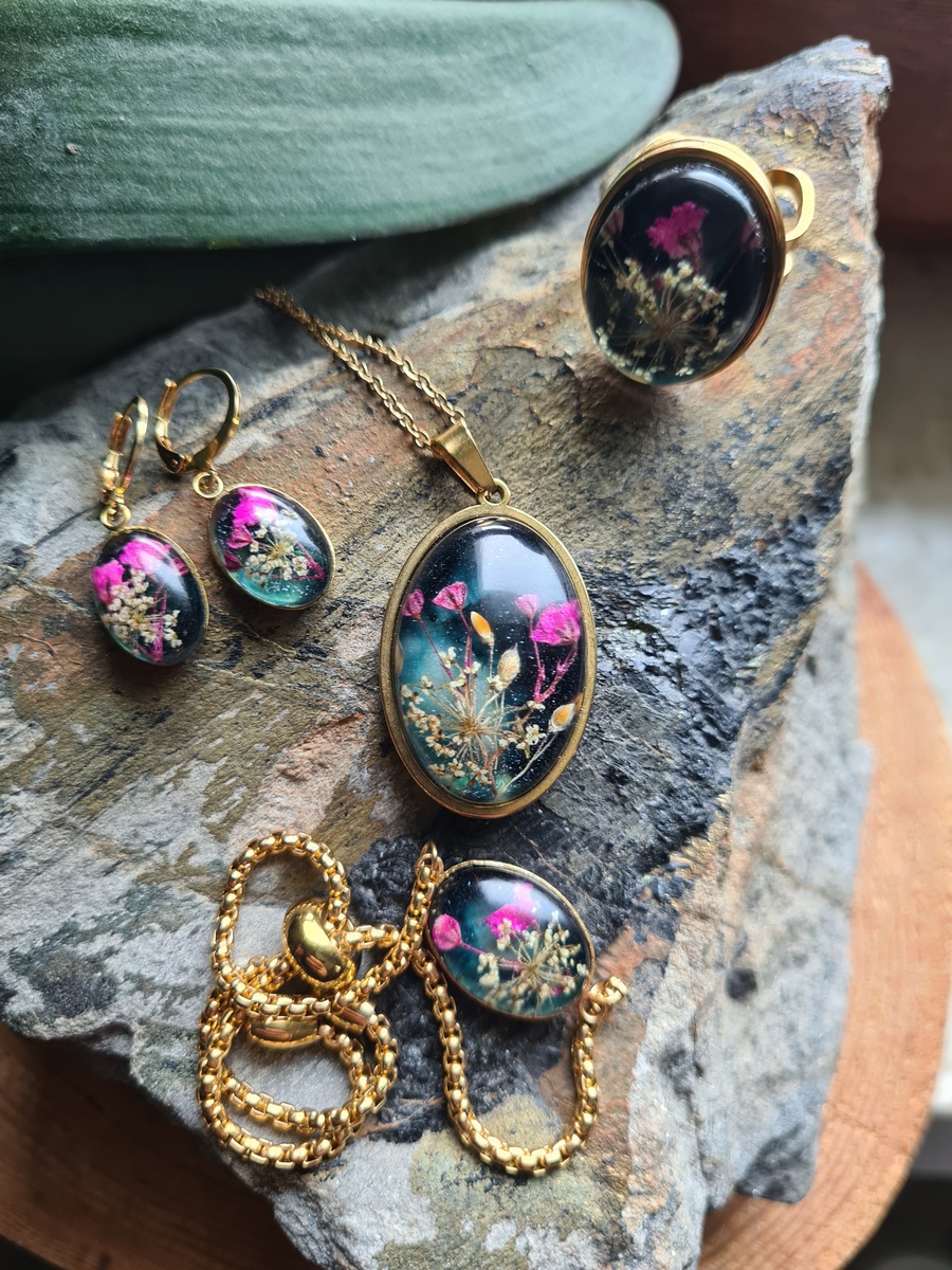 Zestaw biżuterii z kwiatem gipsówki, dzikiej marchewki oraz prosa - obrazek 2