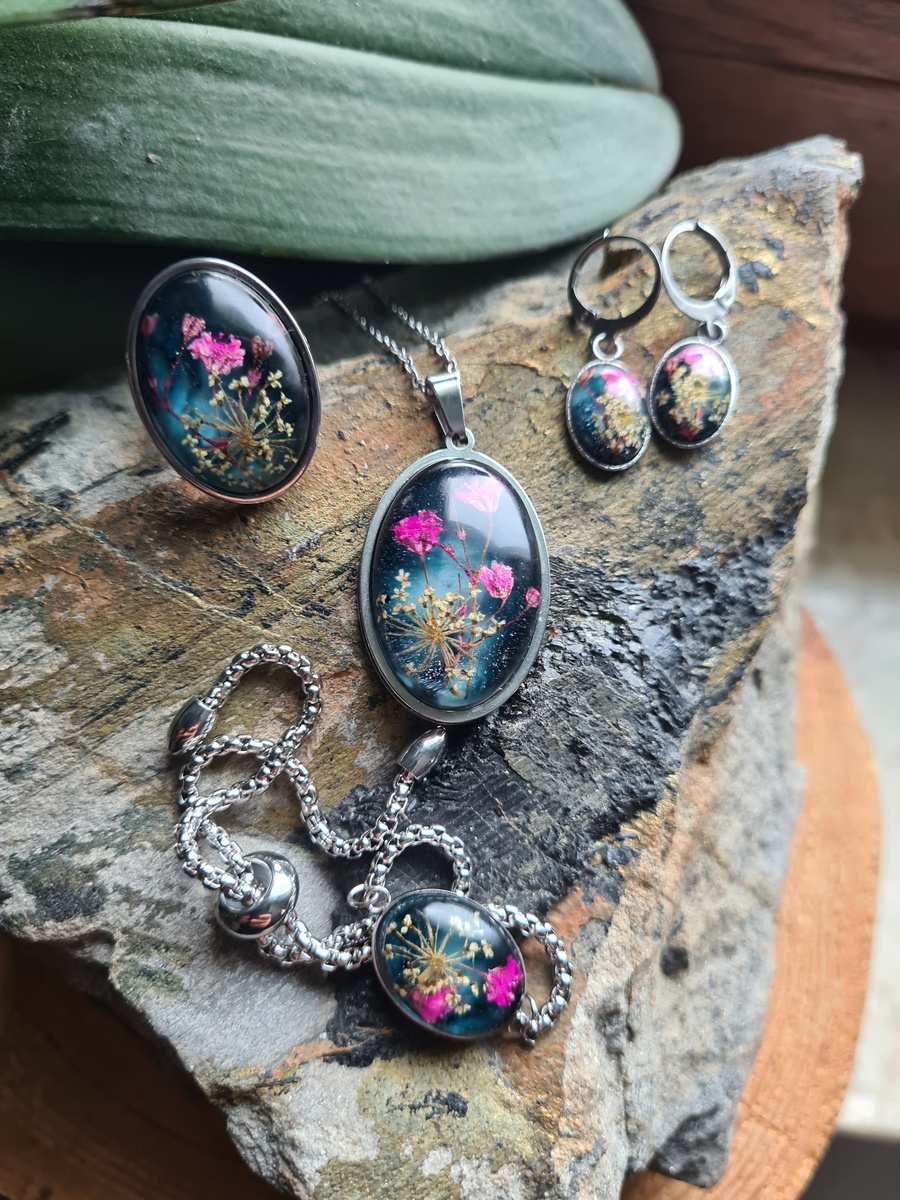 Zestaw biżuterii z kwiatem gipsówki oraz dzikiej marchewki