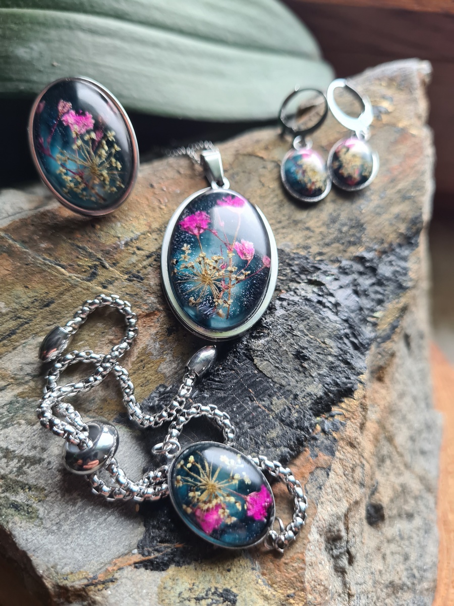 Zestaw biżuterii z kwiatem gipsówki oraz dzikiej marchewki - obrazek 2