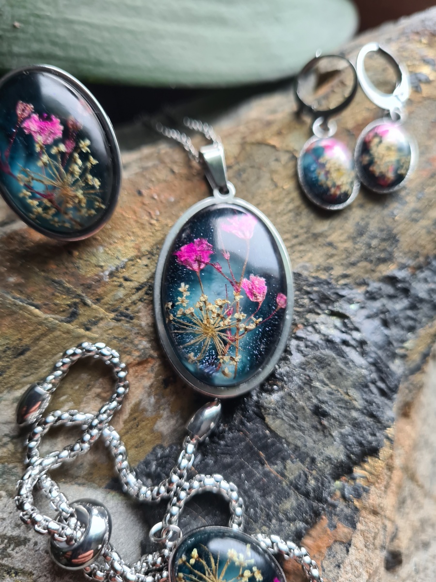 Zestaw biżuterii z kwiatem gipsówki oraz dzikiej marchewki - obrazek 4