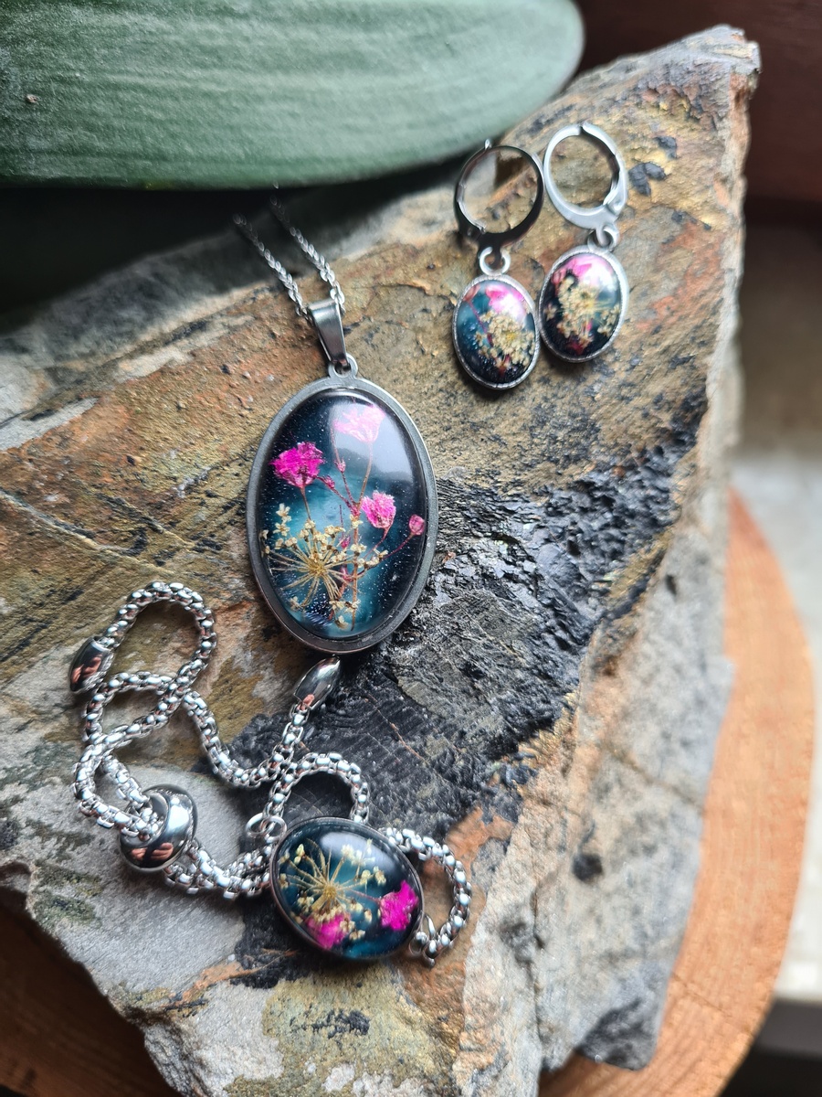 Zestaw biżuterii z kwiatem gipsówki oraz dzikiej marchewki - obrazek 9