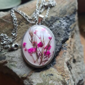 Zawieszka z żywicy z kwiatem gipsówki oraz trzciny pospolitej