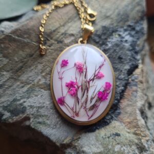 Zawieszka z żywicy z kwiatem gipsówki oraz trzciny pospolitej