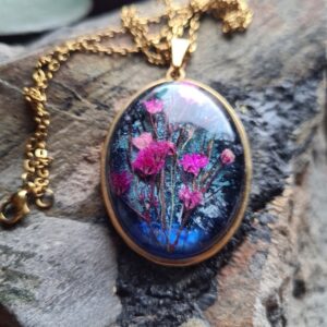 Zawieszka z żywicy z kwiatem gipsówki oraz trzciny pospolitej