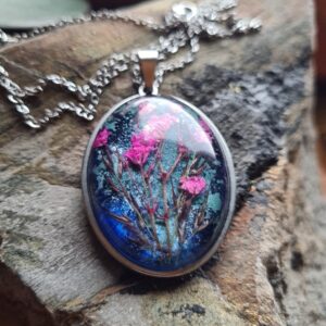 Zawieszka z żywicy z kwiatem gipsówki oraz trzciny pospolitej