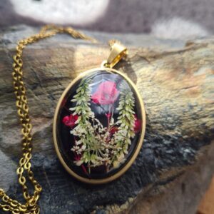 Zawieszka z żywicy z kwiatem gipsówki, dzikiej marchewki oraz nostrzyka białego