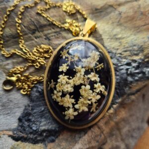 Zawieszka z żywicy z kwiatem czarnego bzu