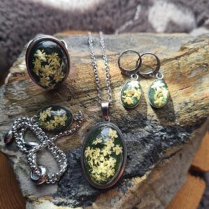 Zestaw biżuterii z kwiatem czarnego bzu